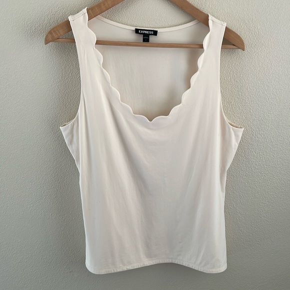 Express women’s v-neck scalloped edge tank | cream | size large - Picture 1 of 7